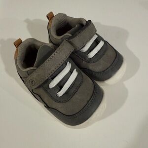 Stride Rite Gray and White Baby Walkers Size 4
